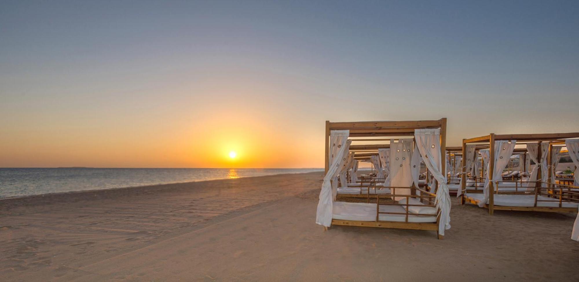 Baron Palace Sahl Hasheesh Hurghada Esterno foto Sunset at the beach