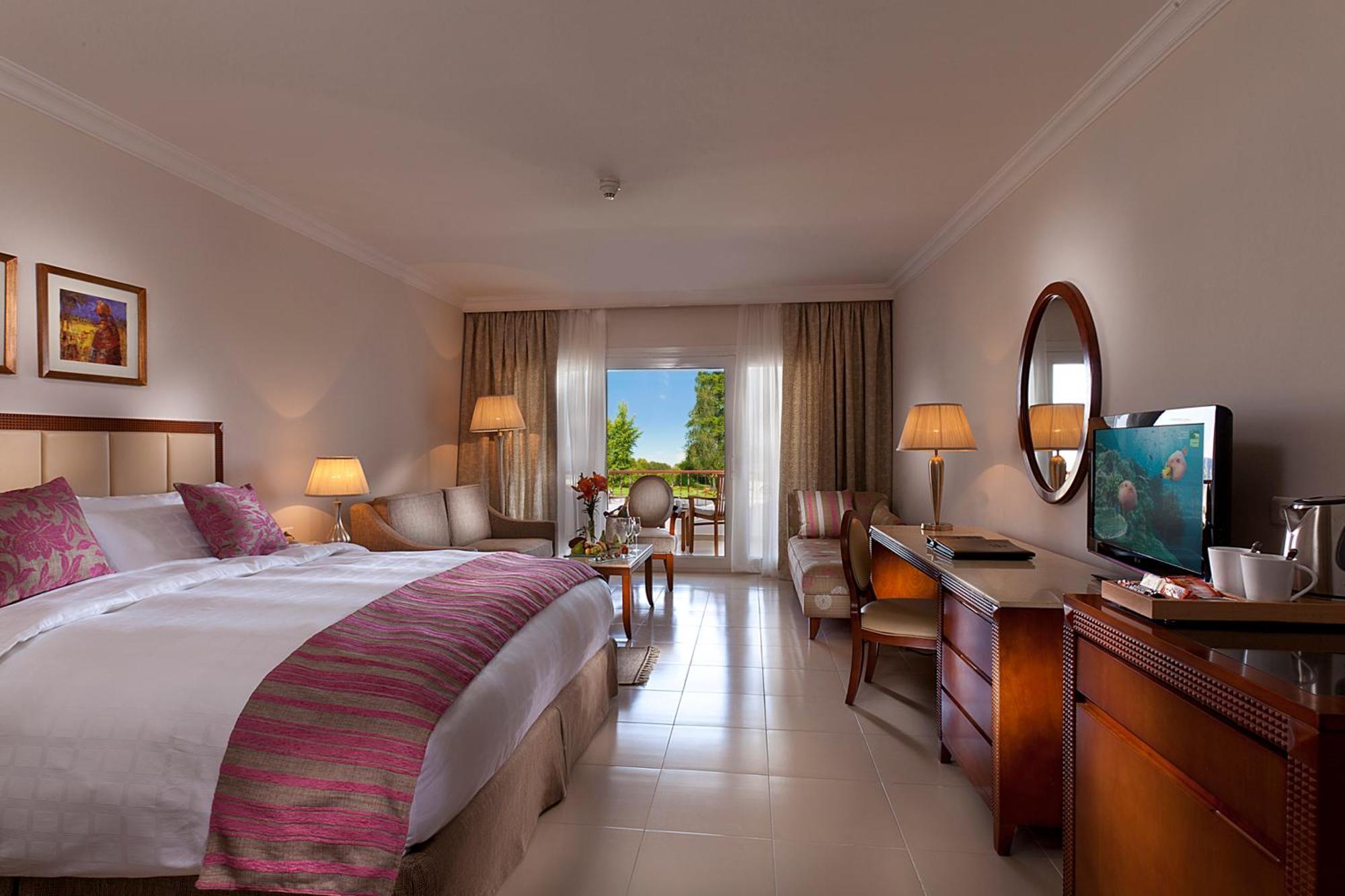 Baron Palace Sahl Hasheesh Hurghada Esterno foto A room at the hotel