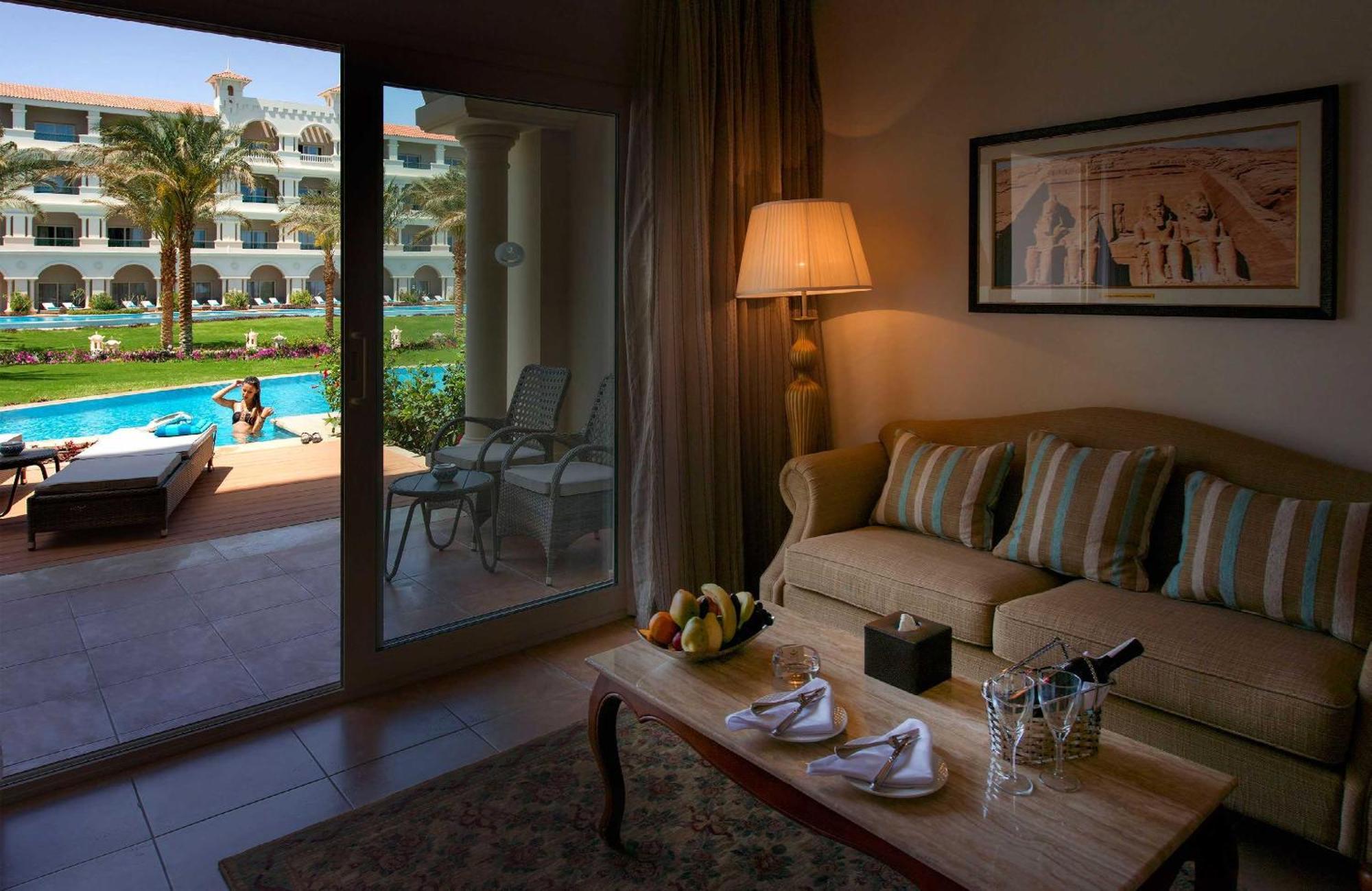 Baron Palace Sahl Hasheesh Hurghada Esterno foto A room at the Hilton Luxor
